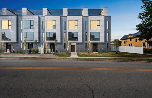 New Modern Townhome With Rooftop Patio 2 Bedroom Townhouse by RedAwning - Foto 54