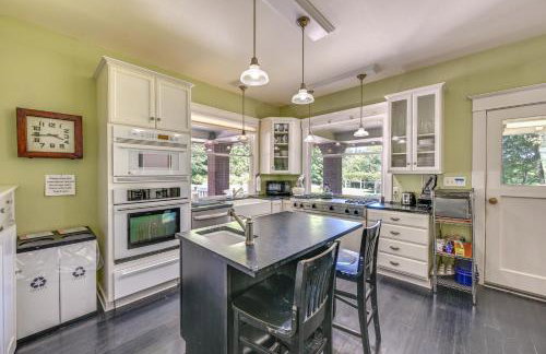 Historic Auburn House on 37 Acres with Private Lake! - Foto 8