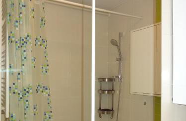 Well-equipped apartment with free parking - Photo 31