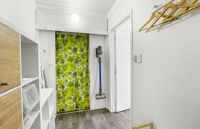 Inner City Retreat - WiFi - Netflix - Photo 3