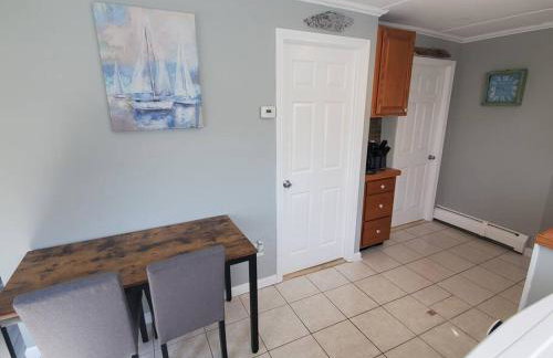 Beachy Bay Breeze Bungalow 2BR with parking and close to many amenities. - Foto 11