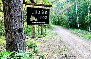 Outstanding Retreat with Dock, Game Space and Lake Views in Wisconsin - Foto 27