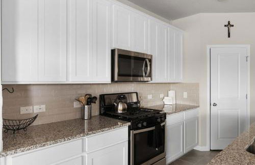 Charming 4BR Home w Spacious Backyard in Hutto - Foto 33