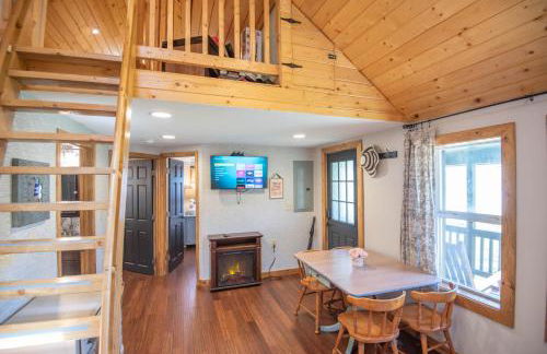 New River Views & Access - Hot Tub, Gazebo, Fire Pit, Next to Riverside Canoeing! - Foto 16