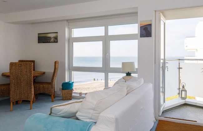 Two Bed Seafront Escape in East Wittering - Photo 4