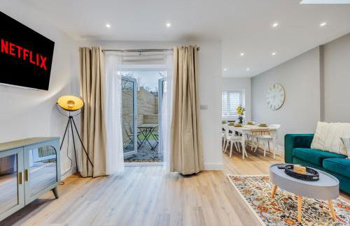 4 Bedroom 4 Bathroom House - Sleeps 7 - Prime Location, Free Parking, Self-Check-In, Workspace, Fast Wifi and Smart TV with Virgin TV and Netflix by Yoko Property - Photo 20