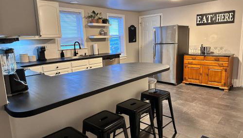 Bright 2-Bedroom Apartment in Federal Hill with Parking, Walk to Atwells Ave - Foto 2
