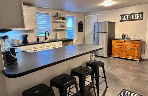 Bright 2-Bedroom Apartment in Federal Hill with Parking, Walk to Atwells Ave - Foto 2