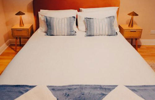 Central Manchester Gem with Stylish 2BR Retreat and Free Carpark - Foto 7