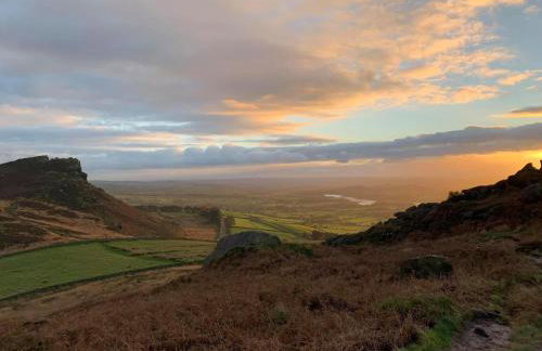 The Old Pumphouse Shepherds Hut with Hot Tub - Photo 3