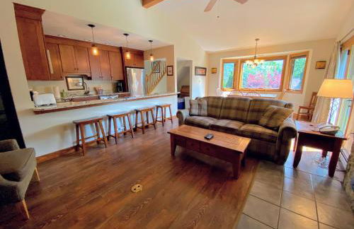 O8 Renovated Forest Cottage Townhome with great Mt Washington views fast wifi Walk to skiing - Foto 58