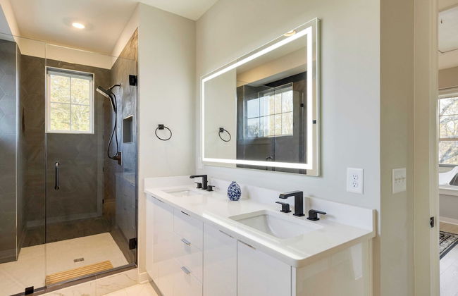 The Stage by Avantstay Chic 4bdr w/ Covered Balcony Modern + Newly Built - Photo 23