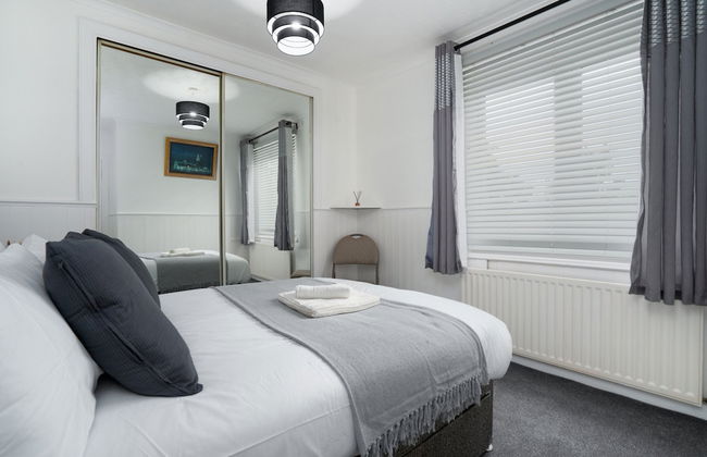 2-bed Flat, Wishaw, Free Parking, Family-friendly - Photo 5