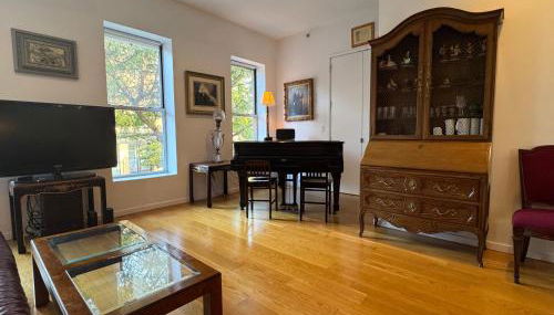 Large and Luxurious in Strivers Row - Photo 4