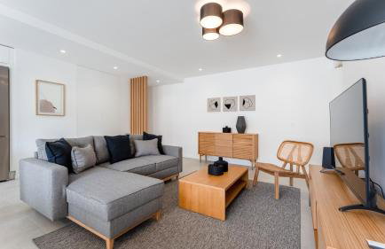 Modern 2BR w Rooftop Pool & Parking by LovelyStay - Foto 17