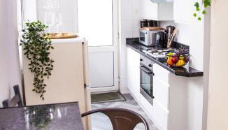 Contractor house, sleeps 5, close to restaurant's and bars, Long stays available, Oveyo Accommodation - Foto 5