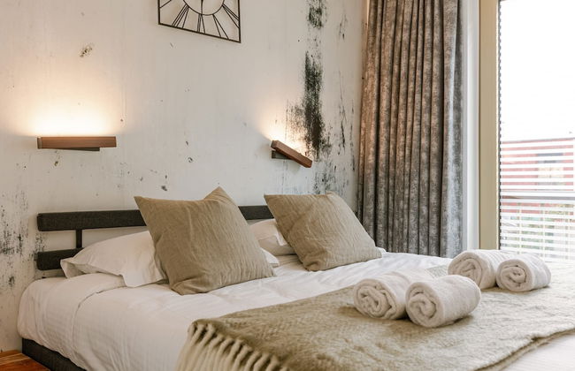 Modern Apartment With Large Terrace - Photo 4