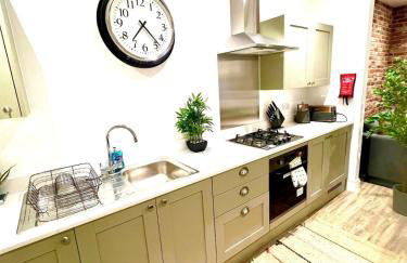 Brand New Apt - Beach Breeze Spacious 1-Bedroom Apartment with parking - sleeps 4 ppl- internet - Foto 41