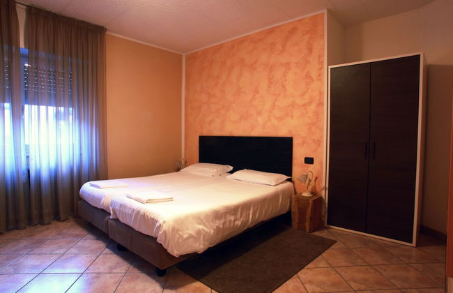 De La Tour - Photo 1