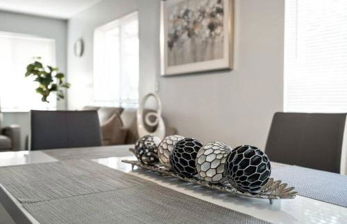 Roxanas 3bed 2bath Home with Modern Interior and BBQ Backyard - Photo 19