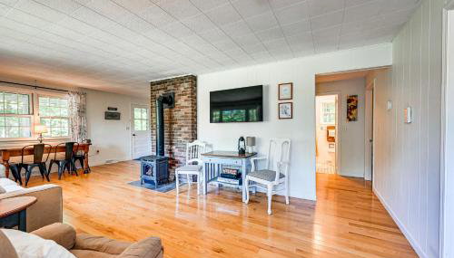 Becket Home with 3-Season Porch Walk to Lake Access - Foto 5