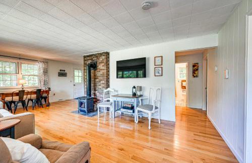 Becket Home with 3-Season Porch Walk to Lake Access - Foto 5