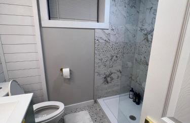 Large Five Bedroom house with outdoor patio with Jacuzzi and television! - Foto 40