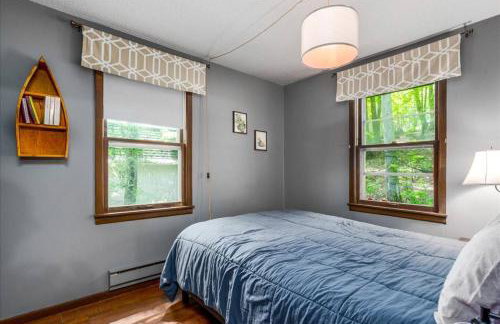 Cozy Lake House with Fireplace, Views, Close to Skiing! - Foto 14