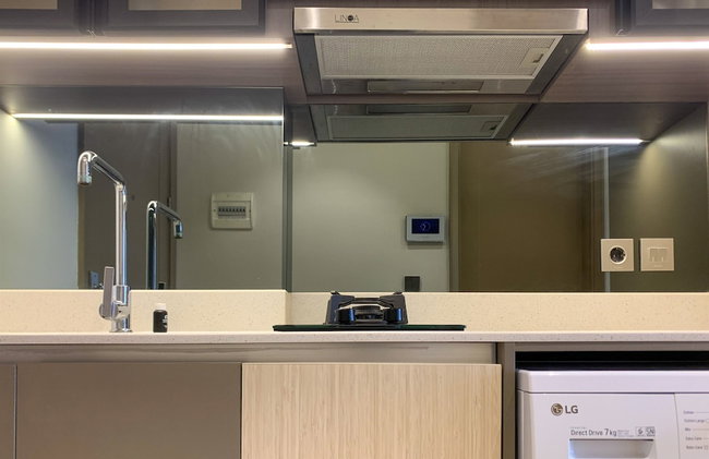 Warm And Modern Look Studio Room At Gold Coast Apartment - Foto 9