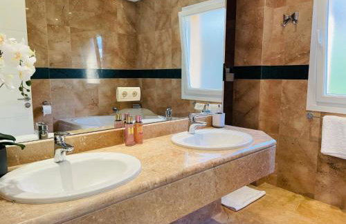 Luxury seaview apartment in Marbella located in a secure gated community with swimming pool and large terrace Perfect for families visiting Marbella and Puerto Banús - Foto 28