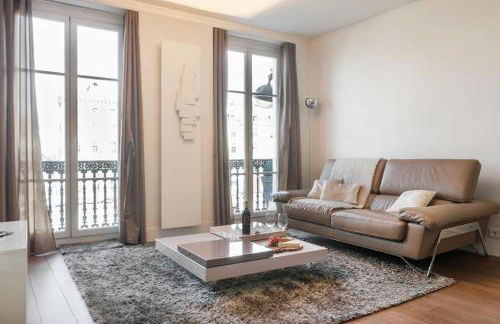 Two Bedroom Luxury Apartment - Balcony with View of Notre Dame - Foto 2
