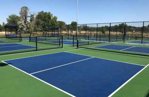 Modern 4BR Home Rooftop Patio Mountain Views - Foto 45