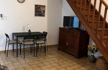 Les Bancs d'Autrefois, maison climatisée avec WIFI au centre de Ruoms - Foto 1