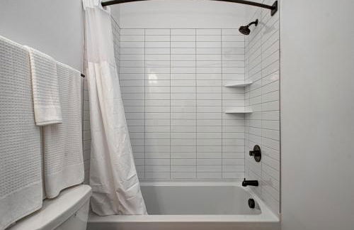 Downtown 1 mi Sleeps 6 wRooftop 3BR 4BED New built Modern Stylish Luxury - Foto 46