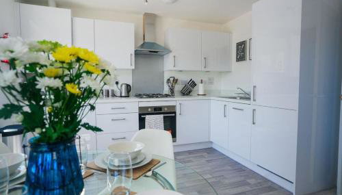 Premium Central 2 Bedroom Apartment Near Station with 2 Parking Spaces - Foto 2