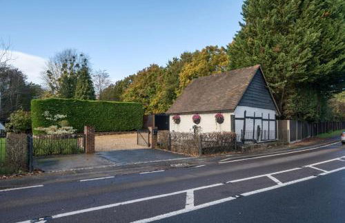 Romantic getaway UK with Private Sauna, King Bed, WiFi 517mbps & EV Charger - Photo 18