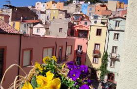 House with Dream Panoramic Terrace in the Heart of Bosa, 80 sqm with BBQ and Breathtaking View - Foto 4