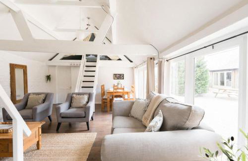 Cosy Cotswolds Farm Stay with Log Burner - Peaceful Winter Retreat - The Dairy - Foto 40