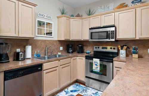 Sunny Townhome with Pool Access about 1 Mi to Beach - Foto 9