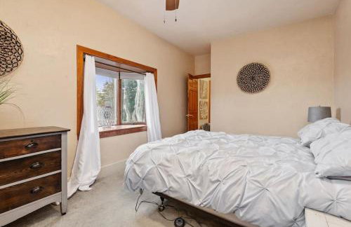 Cheerful Home | Fire Pit | Sleeps 8 - Foto 9