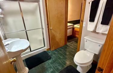 Black Bear Cabin - Giant Spa Tub, Peaceful Location - Foto 12