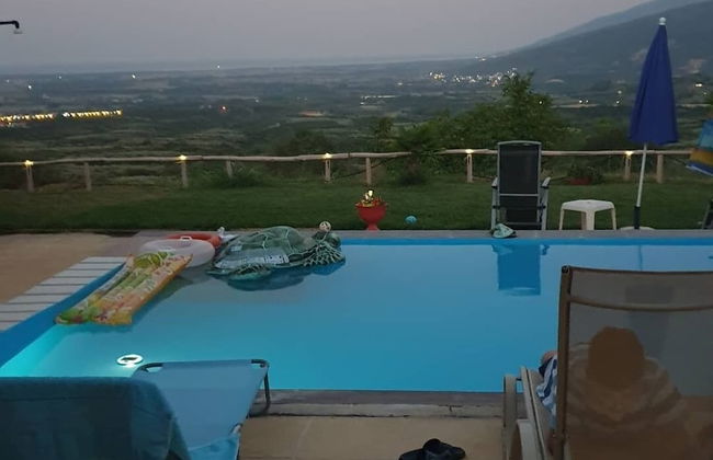 Charming 4-bed House in Pyrgetos - Photo 2