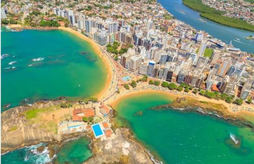 Casa Super Agradável, 250 metros da praia da Areia Preta, cinco quartos com ar, wifi, garagem, completa - Foto 1