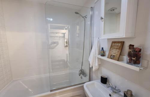 2 Bedrooms - 3 Beds - Free Parking - 168 - Foto 12