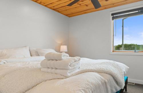 Cozy Pet-Friendly Condo l Pool l Dock l Walk to Parks - Foto 32