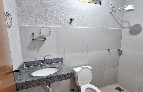 CASA - 2 minutos do aeroporto - 3 qtos com ar - Foto 32