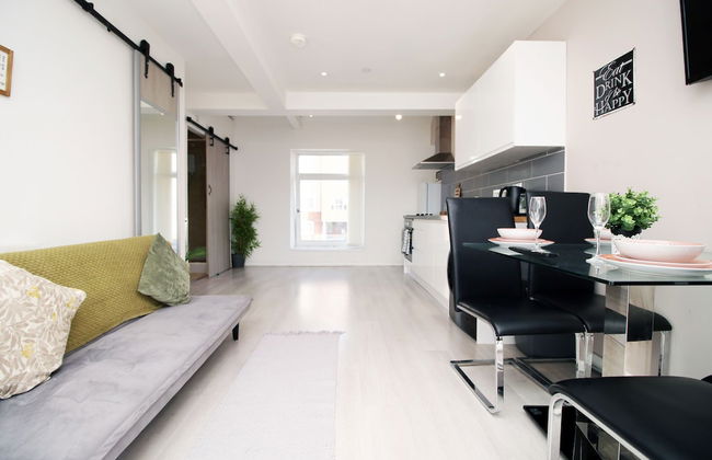 Skyline Immaculate 2-bed Apartment in Swansea - Photo 17