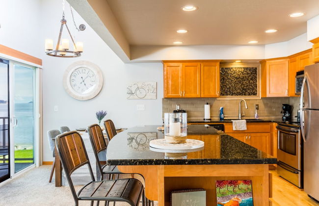 Coastal Chic Beach Condo by Avantstay Balcony - Photo 9