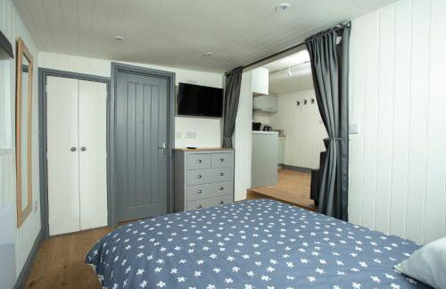Yew Lodge - Shepherd's Hut Railway Carriage with "Hot Tub" - Sleeps 4 - Escape Completely! - Foto 6
