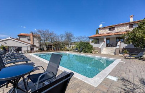 Cozy Apartment In Pilkovici With Wifi - Photo 1